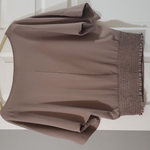 Tan blouse - Picture 5 of 7